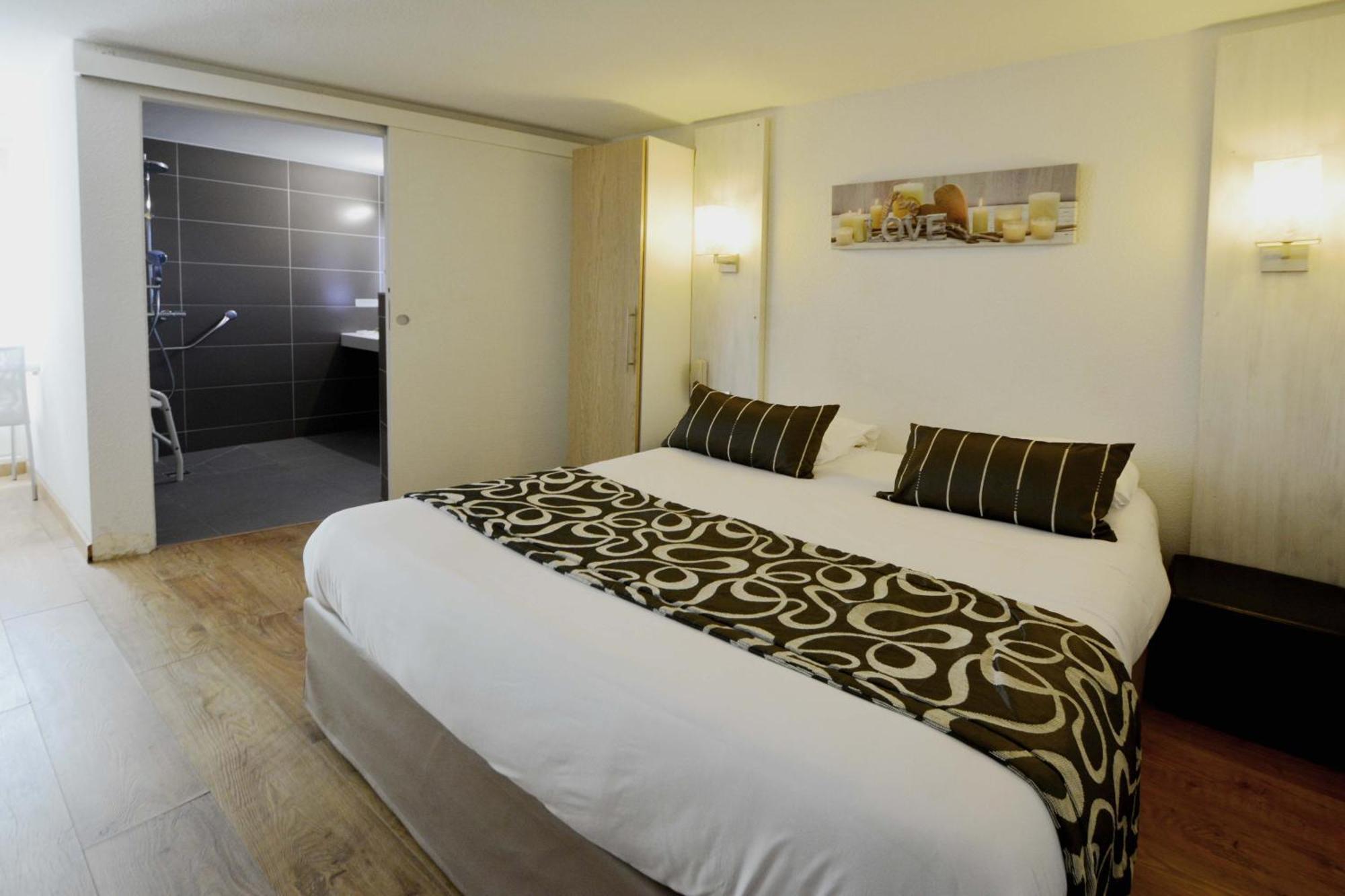 Logis - Hotel & Restaurant Des Lacs Paris Sud 韦瑞-夏特林 外观 照片